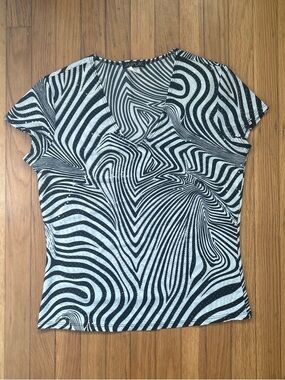 Y2K Jaipur Black & White Optical Swirl V-Neck Tee